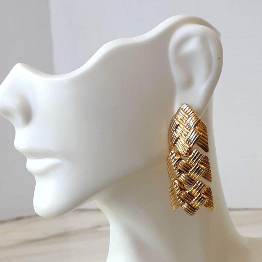 Arrow Textured Ribbed Gold Plate Articulate Dangle Pierced Earring 1.5" - Vtg